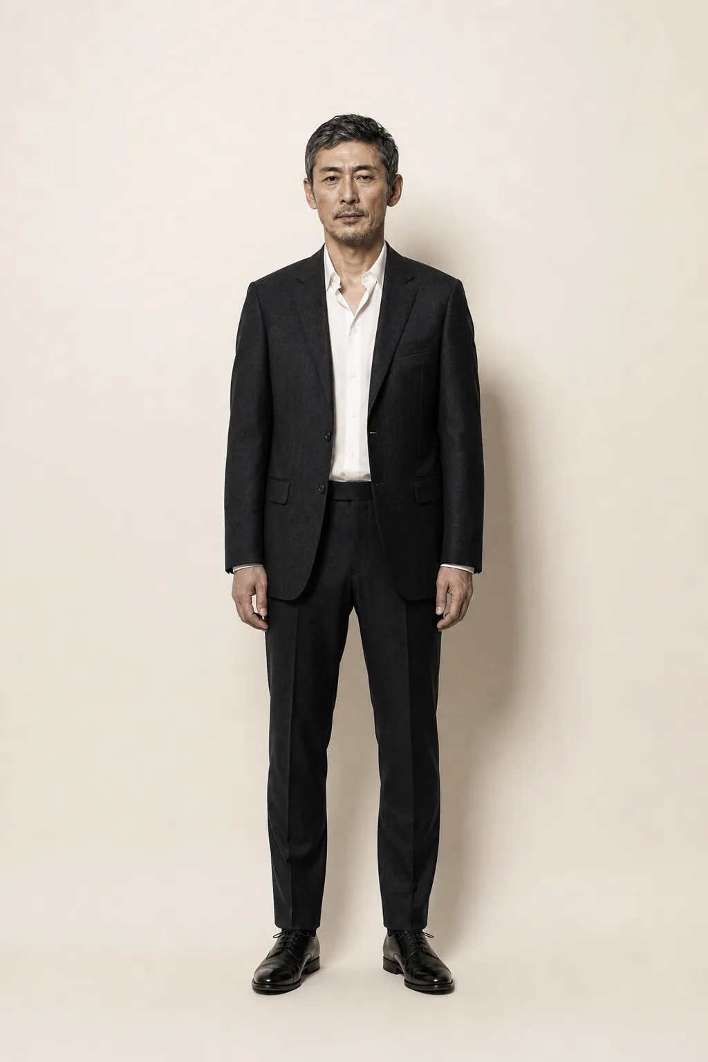 正面に立つ囲碁おじさんのイメージ